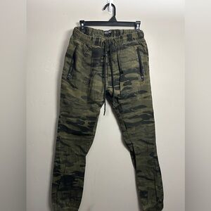 "Men's Camo Jogger Pants - Size M, Comfortable & Trendy Fit"